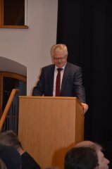 Bürgermeister Gerhard Zeitler begrüßt die Gäste des Festaktes